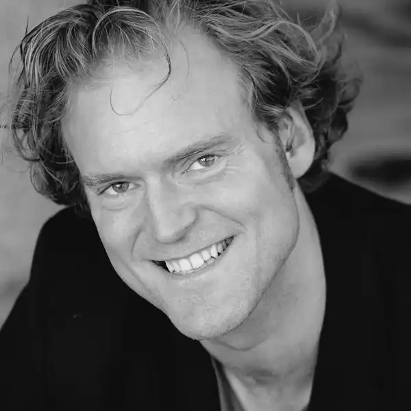 Fredrik Hiller Fredrik Hiller, Lärare Skådespelarprogrammet på Calle Flygare Teaterskola